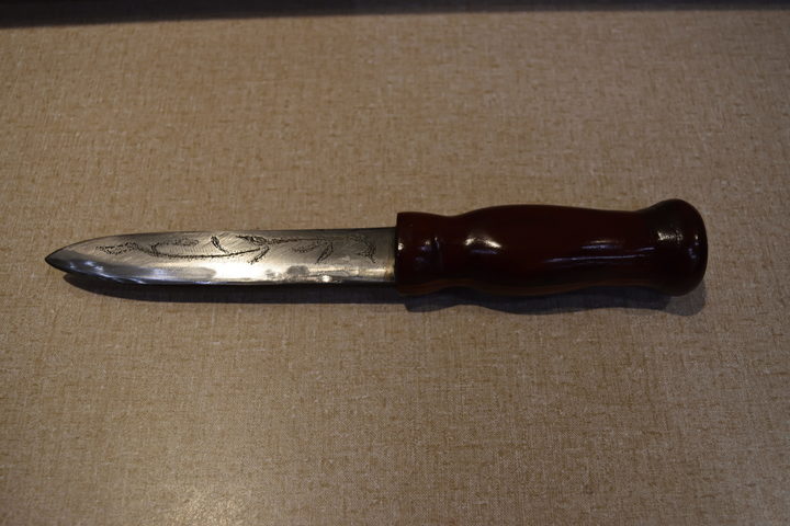 Bert Le Loup: Knife made from file